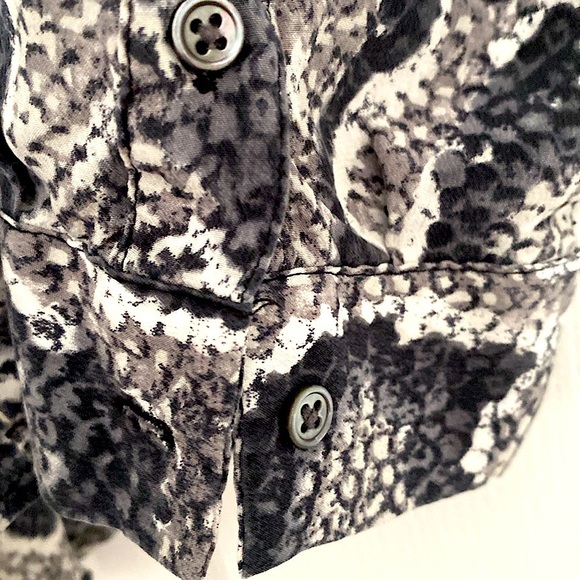 Joie silk vneck pullover blouse, long sleeves and buttons around wrist. Gorgeous - Picture 9 of 12